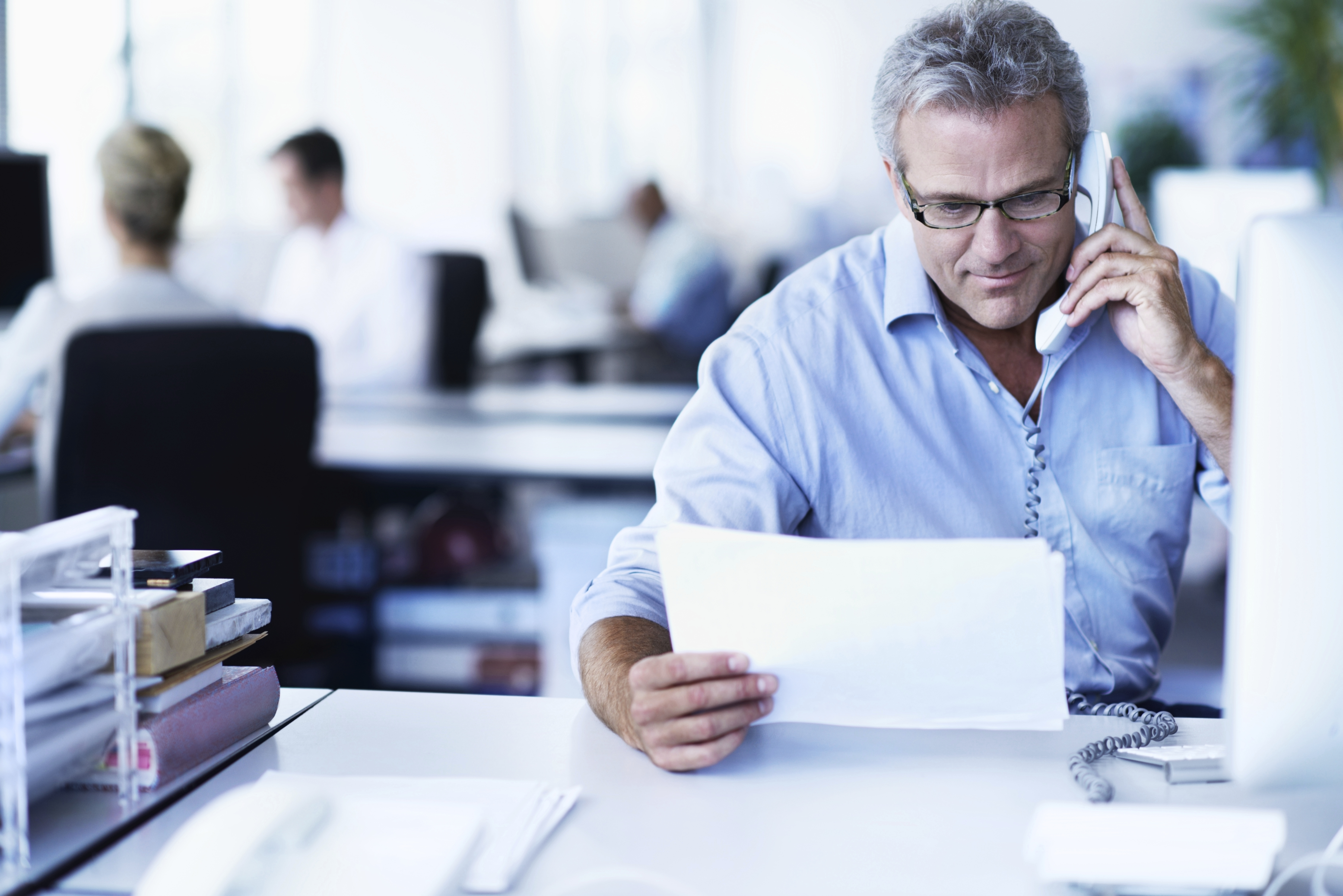 Mand taler i telefon på arbejde