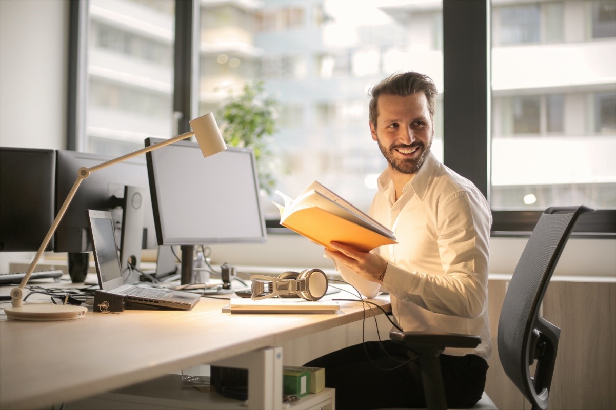 Ase Mand Arbejder på Kontor